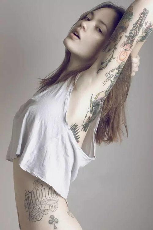 左胳膊纹身女主播,左臂风情，直播界新宠